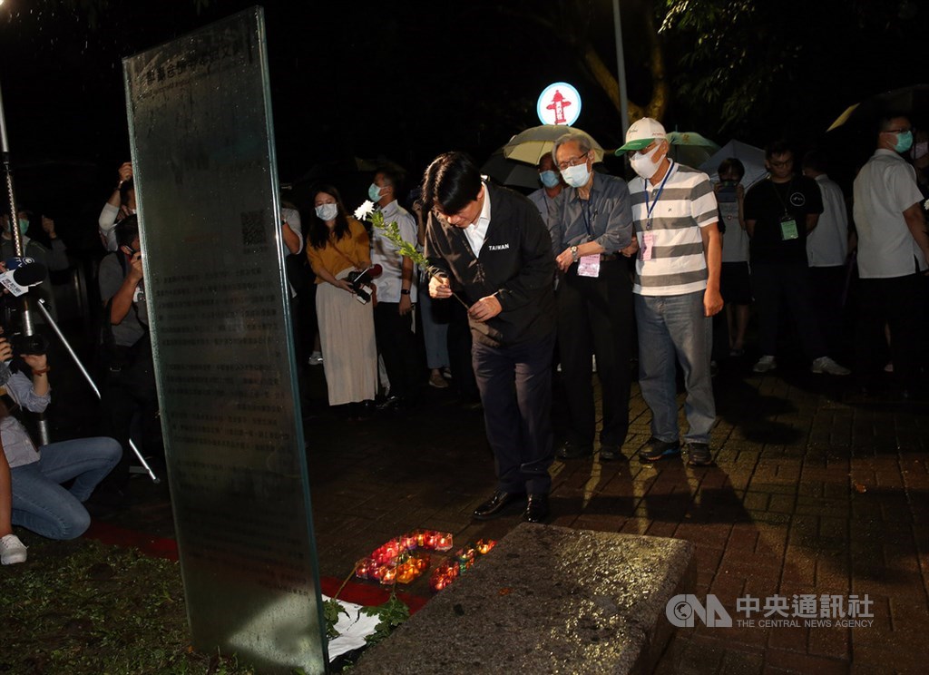 陳文成事件39週年紀念晚會2日晚間在台灣大學陳文成紀念廣場舉行,副總統賴清德(前中)出席,在紀念碑前獻花致意。中央社記者郭日曉攝 109年7月2日