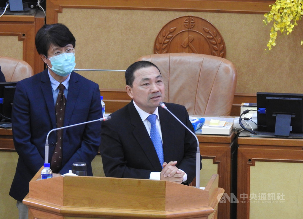 新北市長侯友宜(右)2日在議會答詢時表示,五股垃圾山的地下垃圾確實很多含重金屬等有毒廢棄物,未來會儘力進行清除,但清除費用龐大,「不是我現在能夠負擔的」,只能盡力清理。中央社記者王鴻國攝 109年7月2日