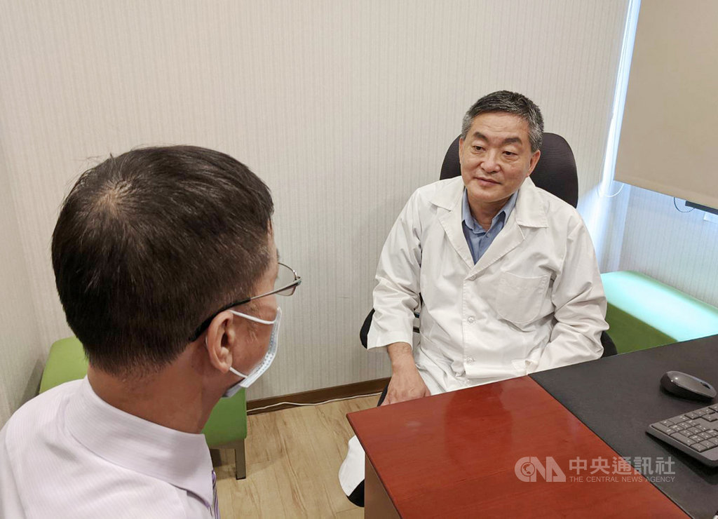 精神科醫師孔繁錦(右)2日說,常見職場霸凌類型有4類,如語言暴力、性騷擾、肢體暴力、精神暴力。根據門診觀察,約1成的人有被職場霸凌經驗;若因霸凌事件出現身心症狀,應尋求精神科專科醫師諮詢。(書田診所提供)中央社記者陳偉婷傳真 109年7月2日