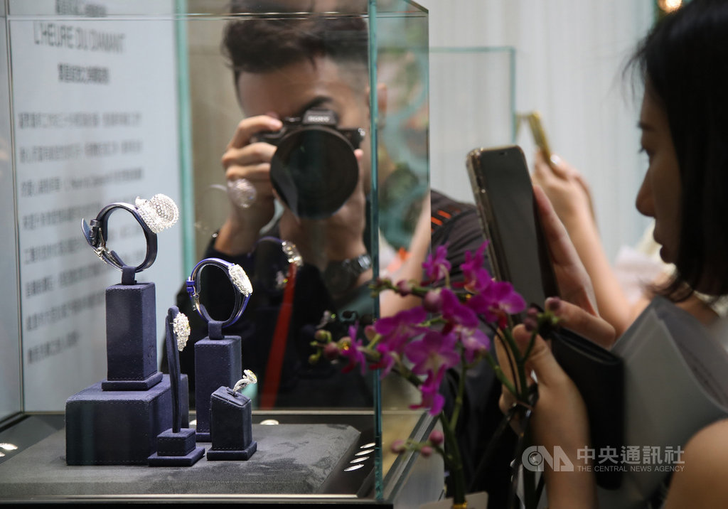 「2020 World Masterpiece大師之作」國際珠寶腕錶展開展記者會2日在台北101舉行,展示各品牌國際珠寶腕錶,吸引許多民眾觀看。中央社記者張新偉攝 109年7月2日