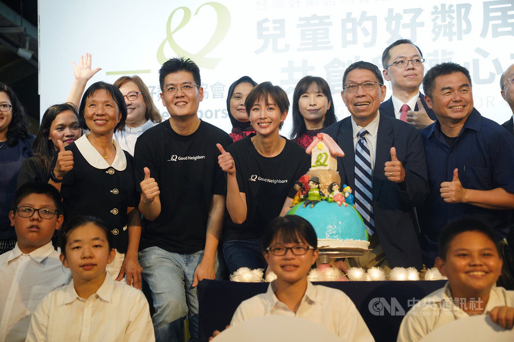 藝人張鈞甯(2排中)2日出席2020台灣好鄰居協會記者會,以公益大使身分號召民眾響應捐款,共同守護兒童權益。中央社記者徐肇昌攝 109年7月2日