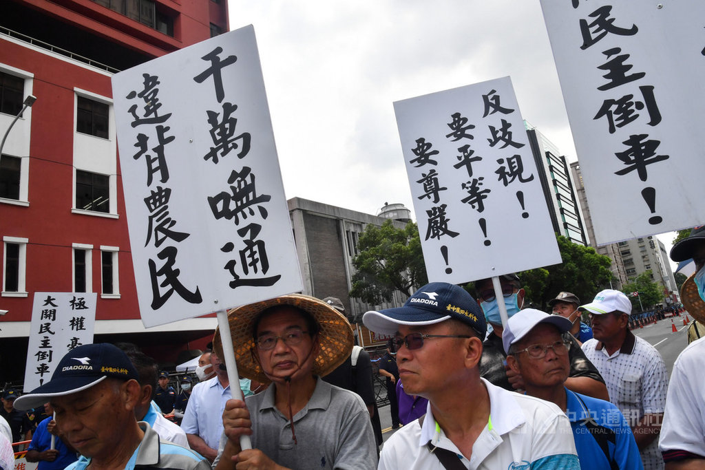 立法院臨時會院會2日審查農田水利法草案,反消滅水利會全國自救總會號召農民北上前往立法院外舉牌抗議,表達訴求。中央社記者林俊耀攝 109年7月2日