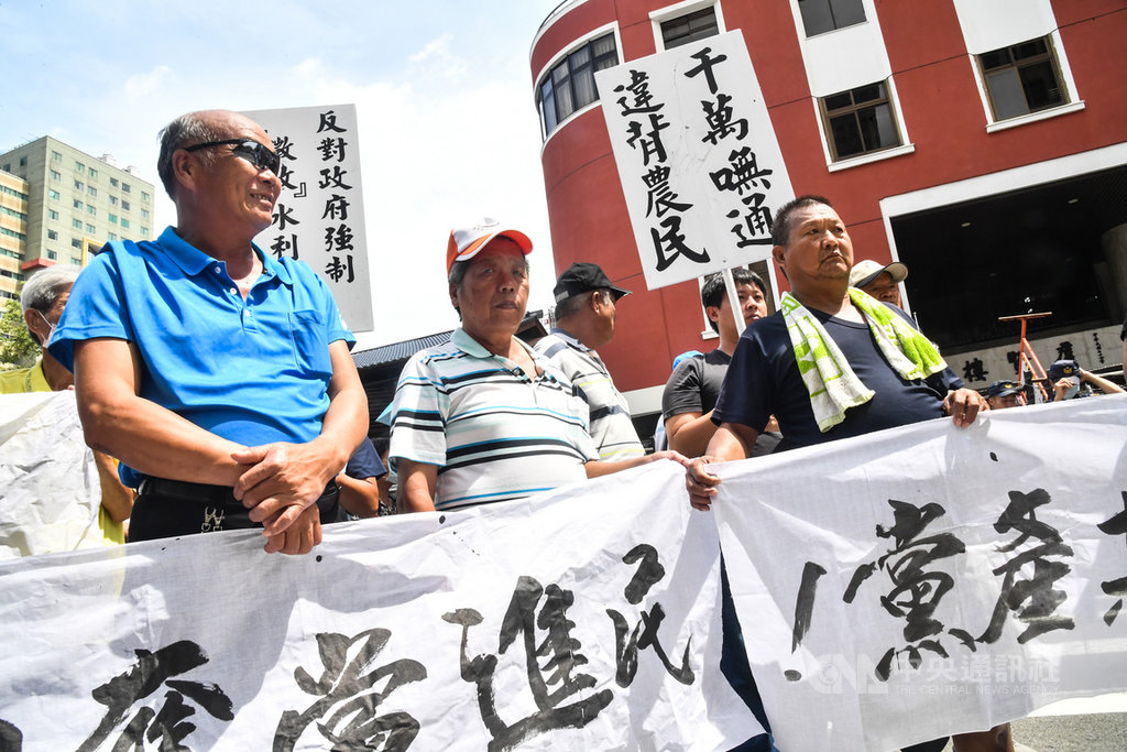 立法院臨時會院會2日審查農田水利法草案,反消滅水利會全國自救總會號召農民北上,在立法院外拉布條要求撤回提案。中央社記者林俊耀攝 109年7月2日