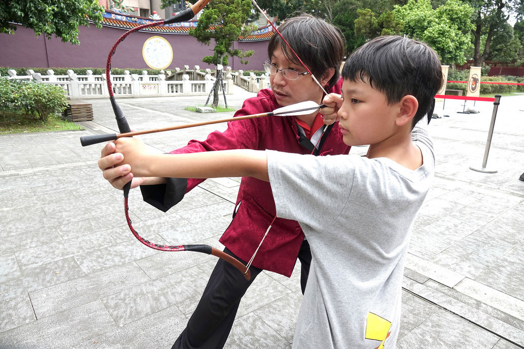 2020台北市孔廟夏令營線上報名2日起跑,課程豐富多元,其中「君子之爭.志射天下」課程注重儒家習射「揖讓」與「觀德」的素養教育,帶領孩子們在習射中探索古典射箭與身心兼修的精華。(台北市孔廟提供)中央社記者梁珮綺傳真 109年7月2日