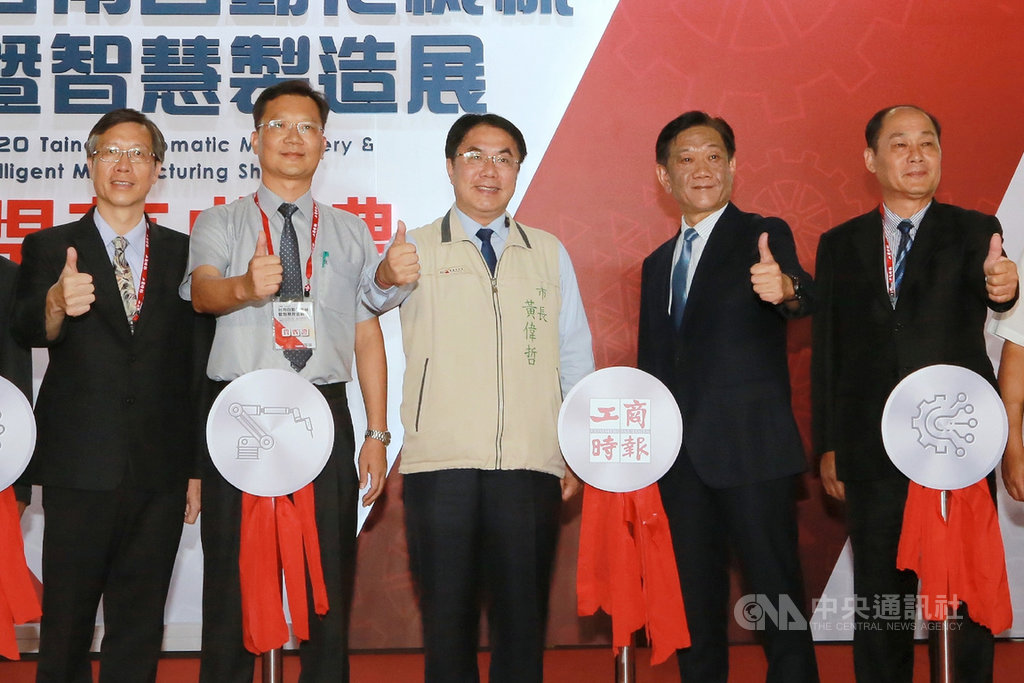 2020台南自動化機械暨智慧製造展2日在南紡世貿展覽中心舉辦開幕式,台南市長黃偉哲(中)等人出席剪綵。(台南市政府提供)中央社記者楊思瑞台南傳真 109年7月2日