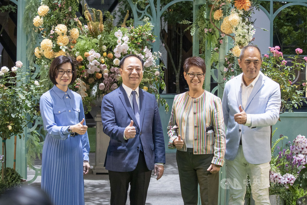 頂級珠寶腕錶大賞「World Masterpiece 大師之作」2日起在台北101盛大登場,台北101商場事業處營運長朱麗文(左起)、董事長張學舜、總經理張振亞一同為活動揭幕。中央社實習記者劉至柔攝 109年7月2日