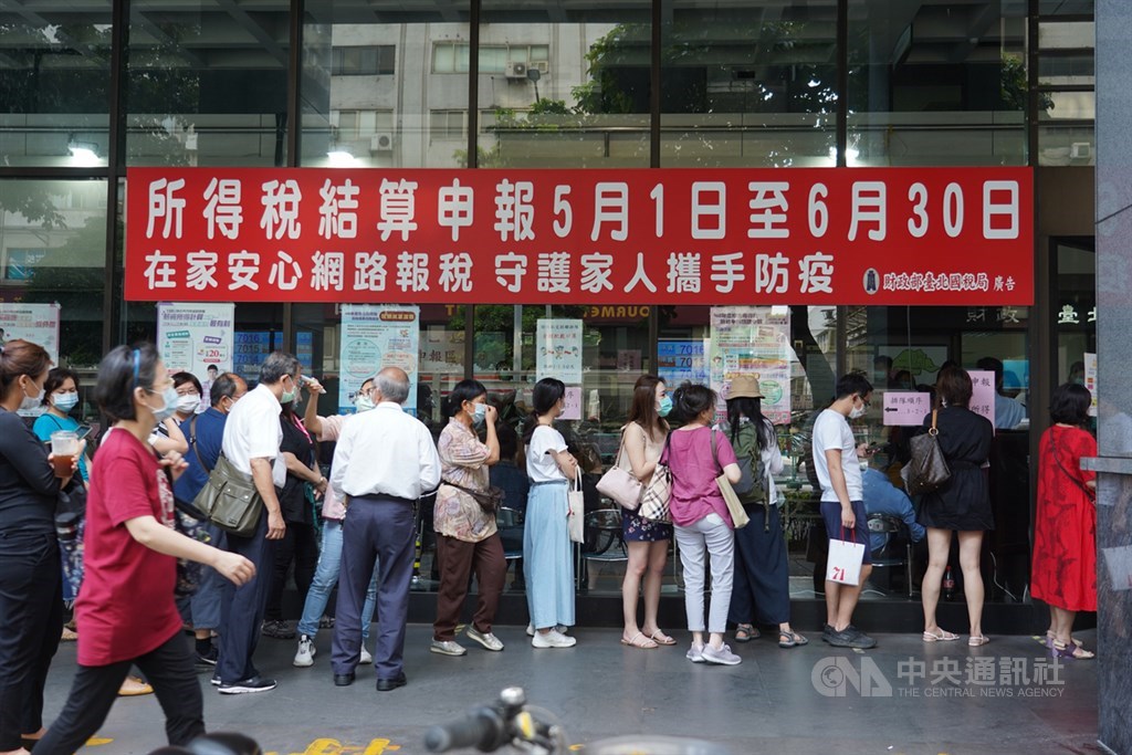 2020年報稅季剛結束,財政部指出,綜所稅收大致持平,營所稅則大減新台幣858.44億元,為近3年來新低,兩稅合計跌破5000億大關。圖為民眾至國稅局排隊報稅。(中央社檔案照片)