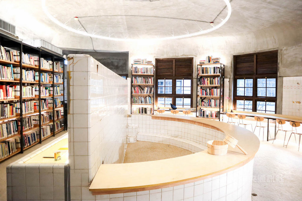 原名為設計圖書館的「不只是圖書館」重新開館,新空間進駐松菸北側澡堂,「BATHHOUSE 澡堂區」留存日治時期的歷史痕跡,陽光從弧形老式窗戶灑落,位居中央的半圓形澡池,以「泡書」為號召,邀請讀者沉浸閱讀、發散思考,容納各種多元的可能。(台灣設計研究院提供)中央社記者鄭景雯傳真 109年7月2日