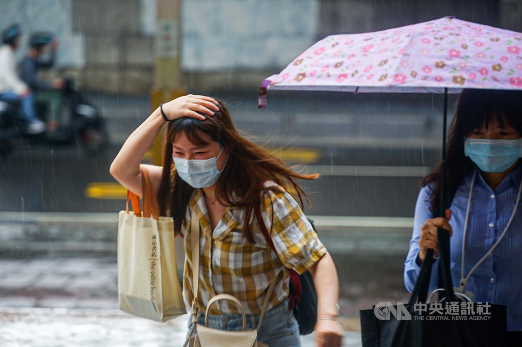 中央氣象局2日中午針對17縣市發出大雨特報，提醒民眾要注意瞬間大雨。（中央社檔案照片）