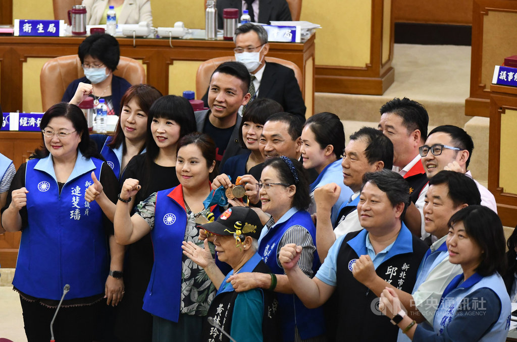 新北市議會2日進行市政總質詢,市長侯友宜(中持獎牌者)答詢時表示,如果中央前瞻計畫預算能挹注經費,新北市將配合中央籌措財源超前於111年完成國中普通教室冷氣裝設,也會逐步在國小安裝冷氣。中央社記者王鴻國攝 109年7月2日