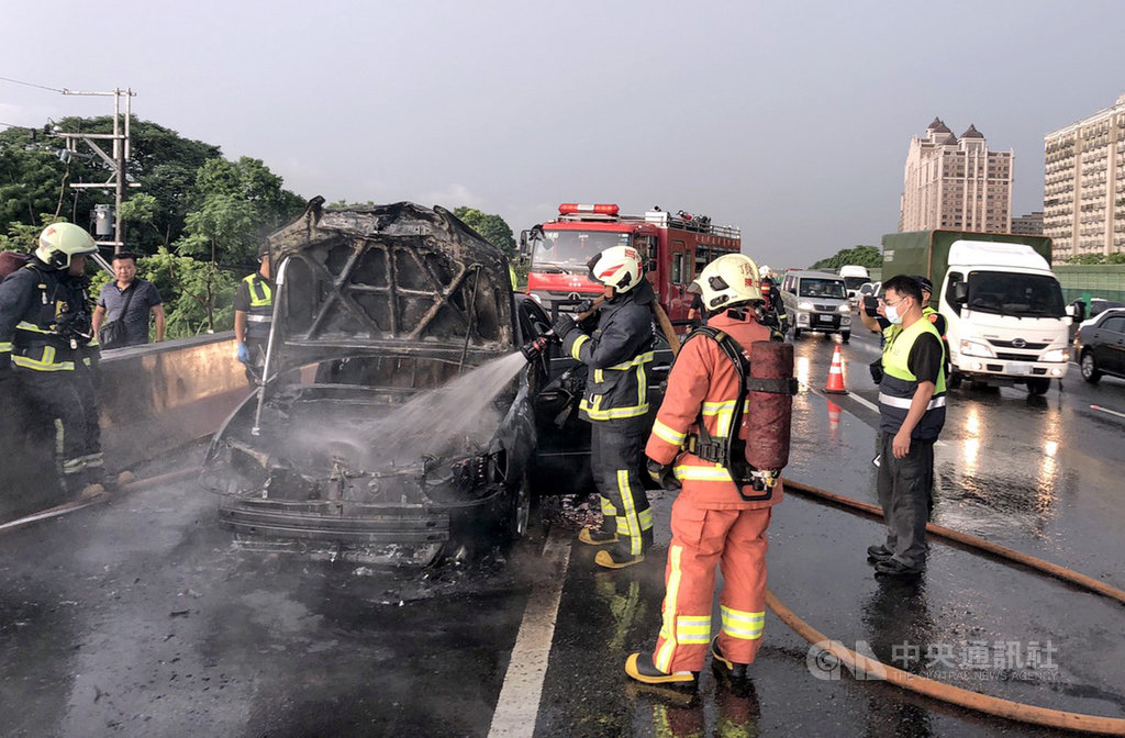國道3號南下路段三鶯交流道附近2日發生1輛轎車突然起火燃燒意外,消防局獲報出動人車搶救,順利將火勢撲滅,車上2人未受傷,起火原因仍有待調查。(新北市消防局提供)中央社記者黃旭昇新北市傳真 109年7月2日