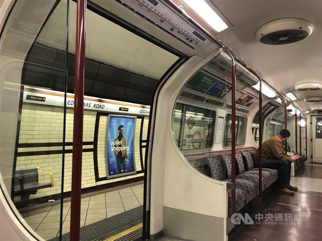 英國政府為拯救國內觀光,將直接取消對75國旅客的入境隔離規定,讓觀光客可以到英國度假。圖為英國地鐵因疫情搭乘人數驟減。(中央社檔案照片)