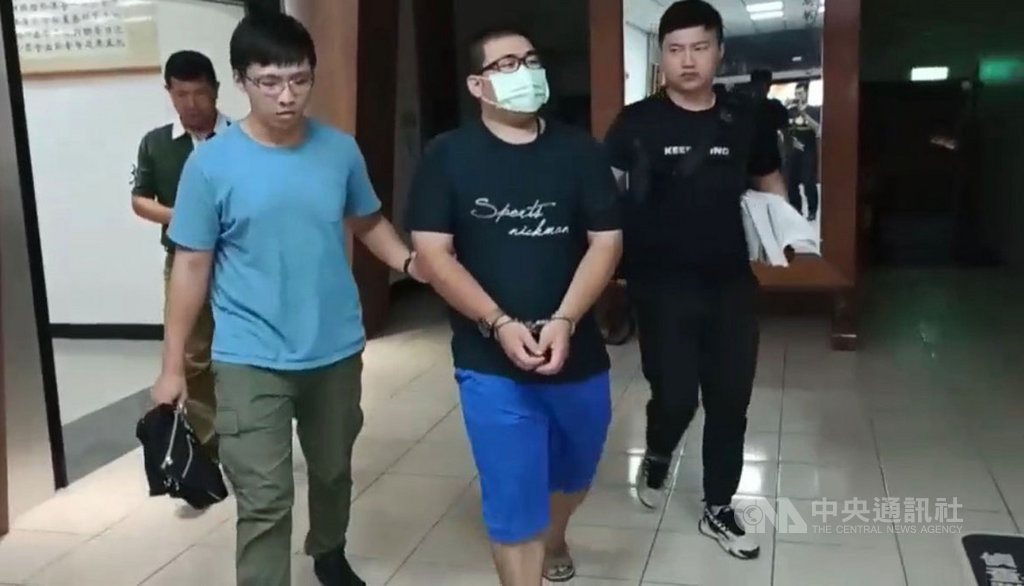 台南市警局第三分局追查毒品案,意外發現有毒品前科的30歲賴姓男子(前中)疑有戀童癖,警方查出至少有9名兒童受害,1日將賴男逮捕到案,同時查扣存有兒童猥褻影片、相片的手機及筆電等。(台南市警局提供)中央社記者張榮祥台南傳真 109年7月2日