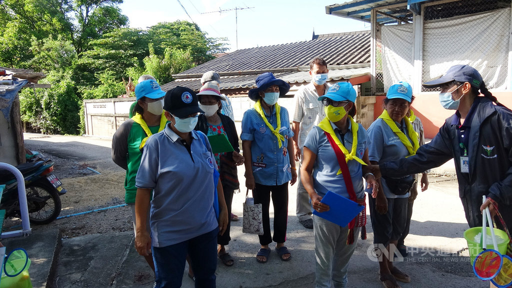 泰國叻丕府(Ratchaburi)邦派縣(Bang Phae)志工隊集合,準備前往村落確認村民的健康狀況。中央社記者呂欣憓叻丕府攝 109年7月2日