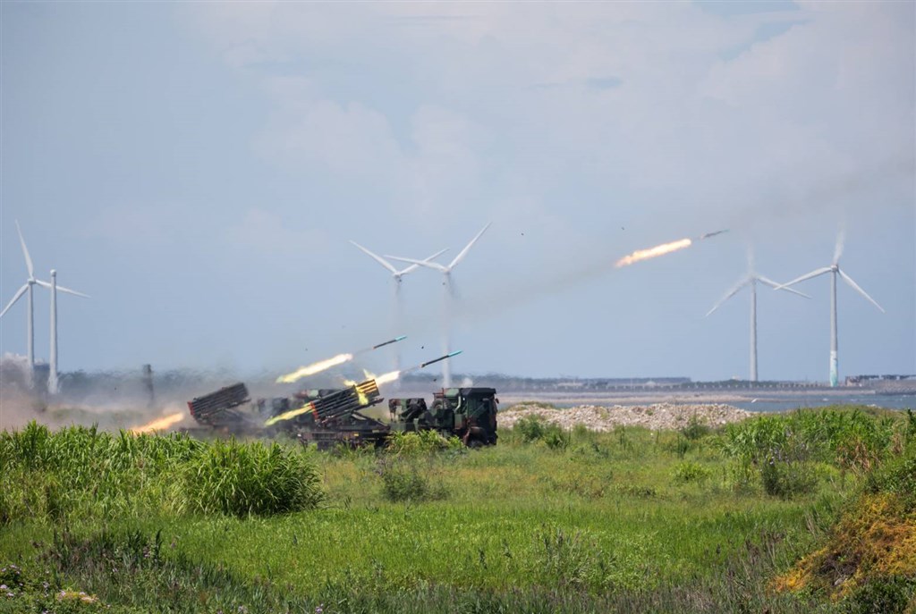 國軍2日在台中大甲溪出海口,實施聯合反登陸預先操演,模擬共軍試圖登陸,國軍海陸空聯合進行反制。圖為陸軍雷霆2000火箭射擊。(軍聞社提供)