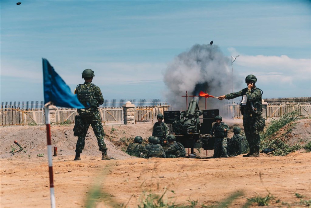 國軍2日在台中大甲溪出海口,實施聯合反登陸預先操演。圖為陸軍155榴砲射擊。(軍聞社提供)