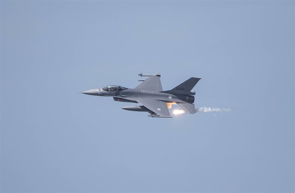 圖為空軍F-16V戰機發射熱焰彈。(軍聞社提供)
