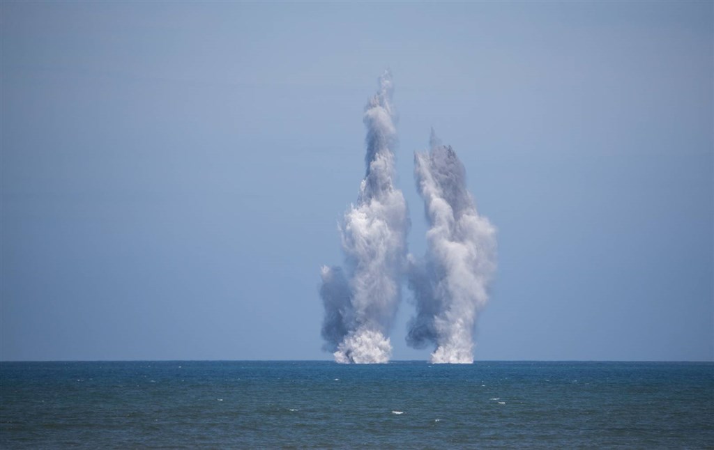 圖為空軍戰機投放炸彈命中海上目標。(軍聞社提供)