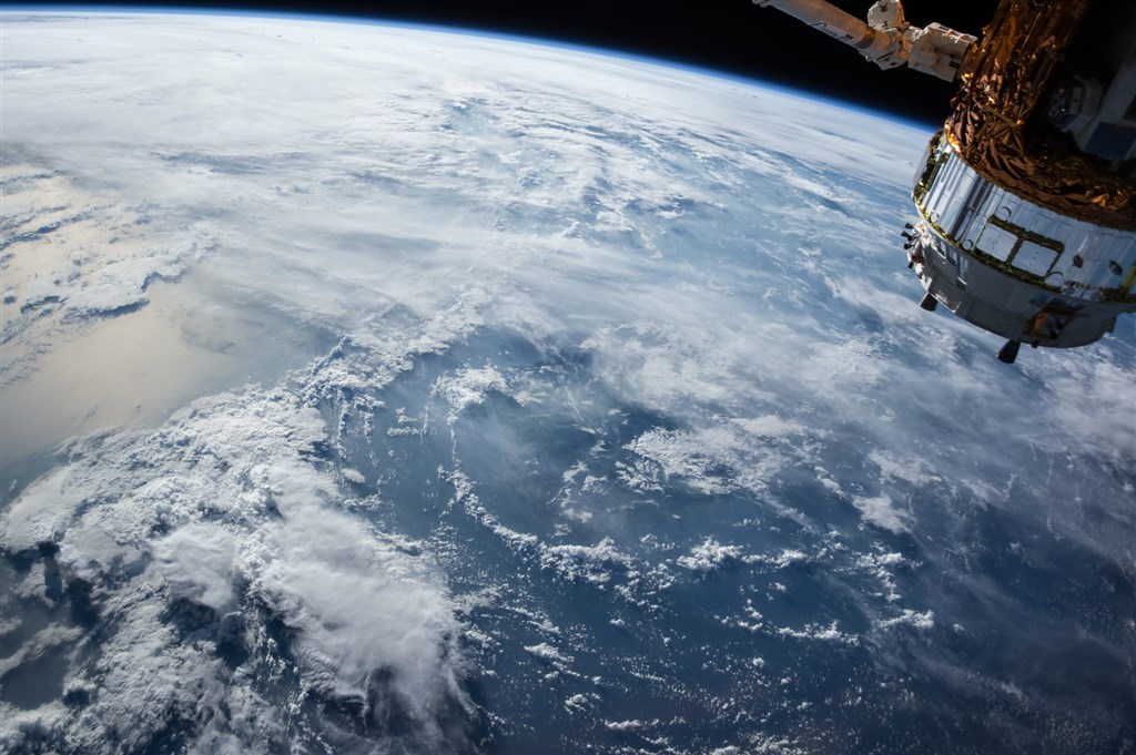 英格蘭華瑞克大學天文學者發現,一顆質量是地球39倍大的岩石行星,正以高速環繞恆星運行,推斷這是氣態行星大氣逸散後的殘存內核。(示意圖/圖取自Pixabay圖庫)