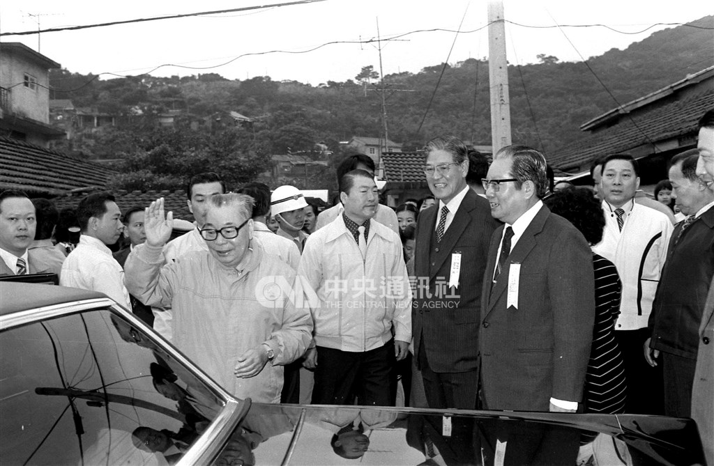前考試院長邱創煥(前右1)在彰化田尾出生,他是故總統蔣經國(前左)當時推動提拔台籍菁英政策階段,相當被器重的政治人物之一。1981年11月14日蔣經國投票選舉台北市議員,與時任內政部長邱創煥以及市長李登輝(前右2)會面。(中央社檔案照片)