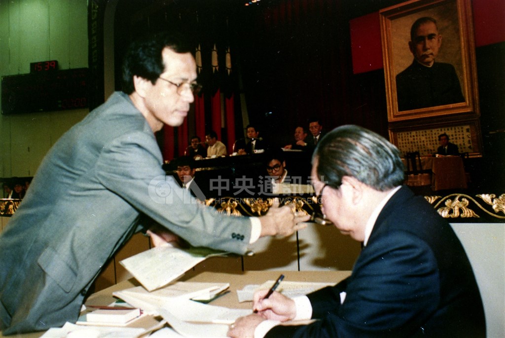 國民大會1993年4月召開臨時會,就考試院長被提名人邱創煥進行資格審查,當時的民進黨國代張川田(左)由於不滿邱創煥的態度,當場賞了邱創煥(右)「一巴掌」。(中央社檔案照片)