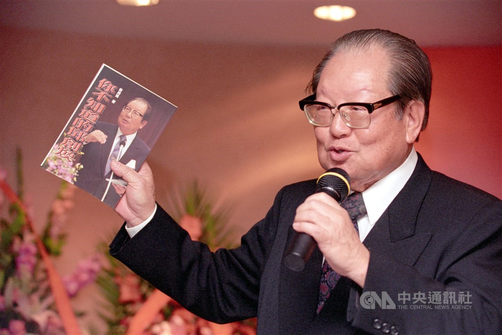 邱創煥在自傳書裡提到,當年他與李煥、郝柏村、馬英九等「法統派」主張總統委任直選,得罪了李登輝。(中央社檔案照片)