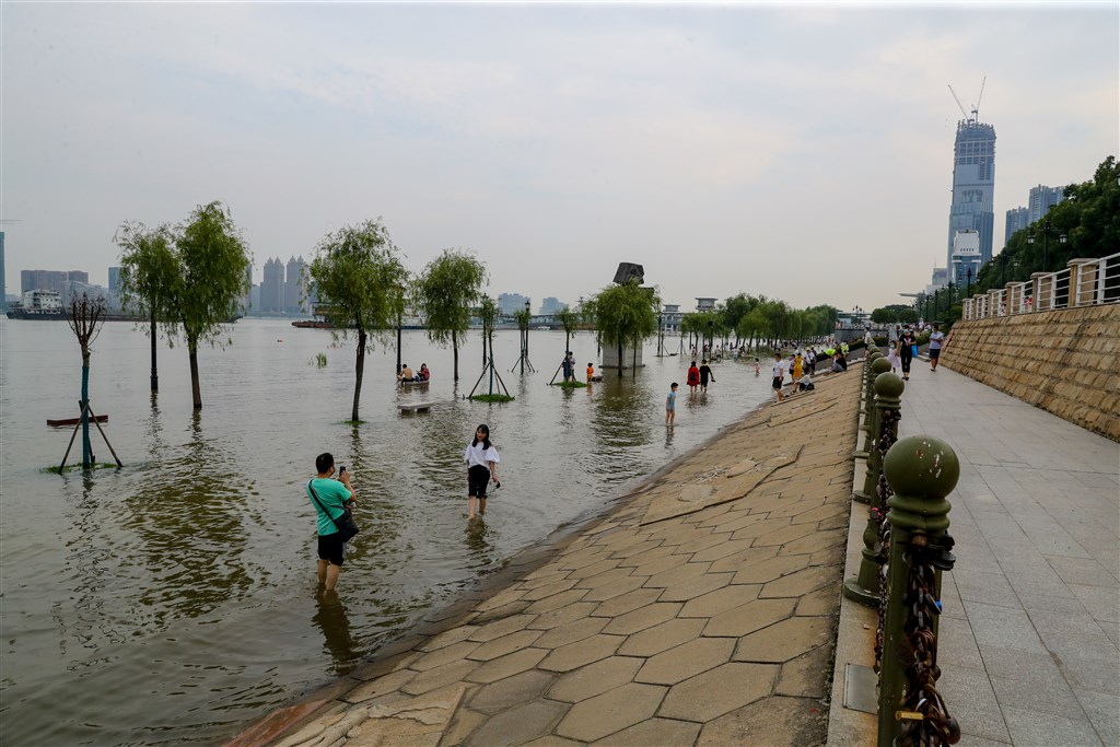 中國長江洪水形成,武漢漢口江灘一處親水平台已被上漲水位淹沒。(中新社提供)