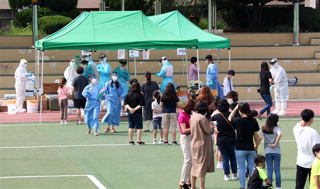 韓國非首都圈武漢肺炎疫情持續擴大,位於首爾的電信公司KT、三星集團子公司三星SDS也接連出現員工確診。圖為民眾在大田廣域市一間小學接受採檢。(韓聯社提供)