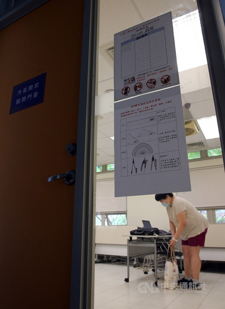 109學年度大學入學指定科目考試3日到5日登場,位於台大的特殊試場,由於服務的是身心障礙考生,開放看考場的時間較為彈性,2日上午就有考生到場適應環境。中央社記者郭日曉攝 109年7月2日