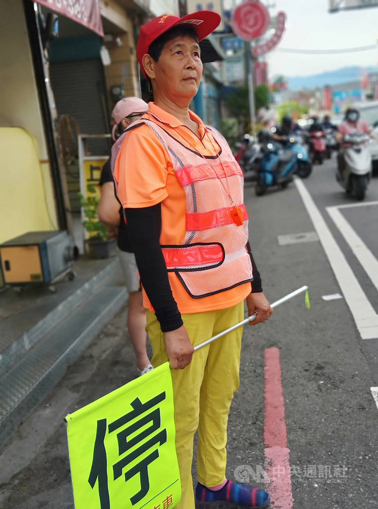 為新竹縣二重國小擔任超過30年導護志工的72歲游徐玉蘭,不畏辛勞守護學生上學安全,獲新竹縣府評選為績優導護志工,她說會一直服務下去,盼繼續看見孩子笑容。(新竹縣政府提供)中央社記者郭宣彣傳真 109年7月2日