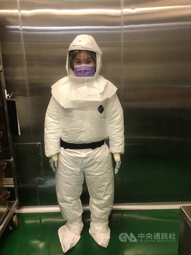 為了研發武漢肺炎疫苗,國衛院實驗室一群無名英雄守著病毒或檢體,所有人進入實驗室前,都要換上類似急診室護理人員的服裝,並且穿上全身式防護衣,光是穿上這身裝備就要花15分鐘,一踏出實驗室就必須全部丟棄,這一穿一脫就是新台幣千元起跳。(國衛院提供)中央社記者張茗喧傳真 109年7月2日