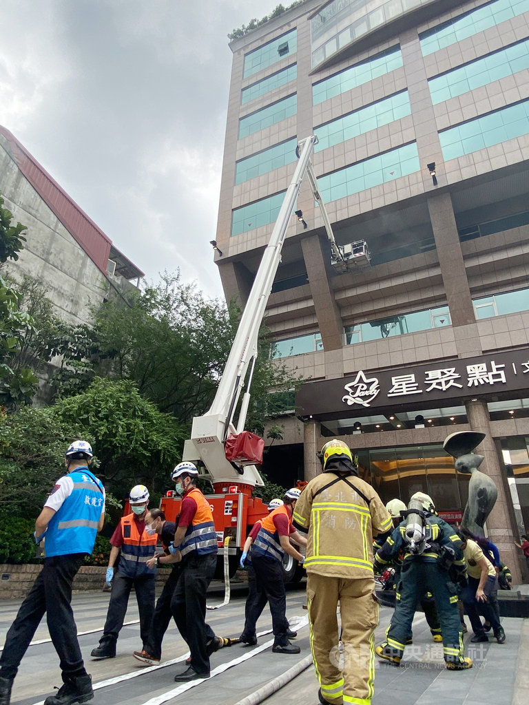 錢櫃大火釀多人死傷,未免悲劇重現,台北市消防局2日舉辦KTV公安動態暨消防搶救演練,模擬廚房電線走火後的應變整備。中央社記者黃麗芸攝 109年7月2日