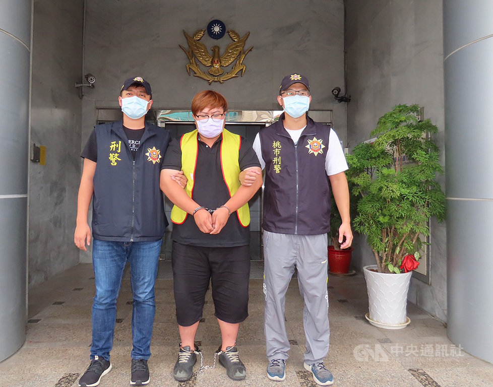 桃園市蘆竹區1日晚間發生一起鬥毆致死命案,警方組成專案小組全力查緝,6小時內火速破案,逮捕主嫌黃姓男子(中)等多人,訊後移送法辦。(桃園市警局蘆竹分局提供)中央社記者吳睿騏桃園傳真 109年7月2日