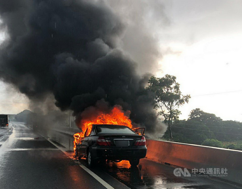 一輛自小客車2日行經國道3號南下路段三鶯交流道附近時,突因不明原因起火燃燒,烈焰與濃煙衝天,消防局獲報馳援,到場將火勢撲滅,所幸未傳人員傷亡。(新北市消防局提供)中央社記者黃旭昇新北市傳真 109年7月2日
