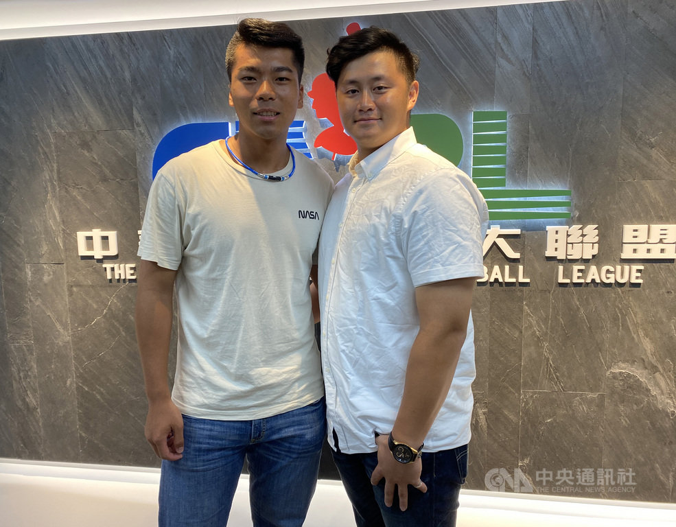 文化大學王牌投手姚杰宏(左)2日到中華職棒遞交選秀報名表,他表示,也會跟文化捕手搭檔蔣少宏(右)一起討論新練的變速球,希望自己更容易生存。中央社記者楊啟芳攝 109年7月2日