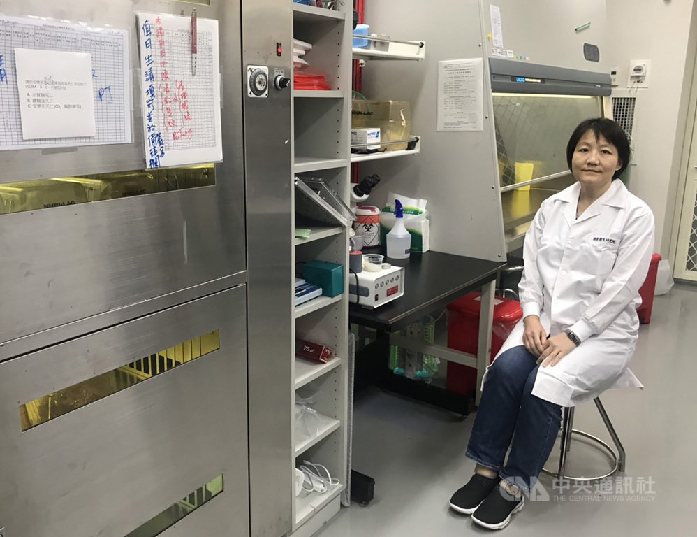 全球競相開發武漢肺炎疫苗,帶有特定基因的倉鼠作為人類「替身」,竟一「鼠」難求。病毒學博士出身的國衛院感染症與疫苗研究所研究員余冠儀(圖),是冠狀病毒之父賴明詔的徒弟,也是動物實驗專家,負責建立動物模式、準備實驗用鼠。中央社記者張茗喧攝 109年7月2日
