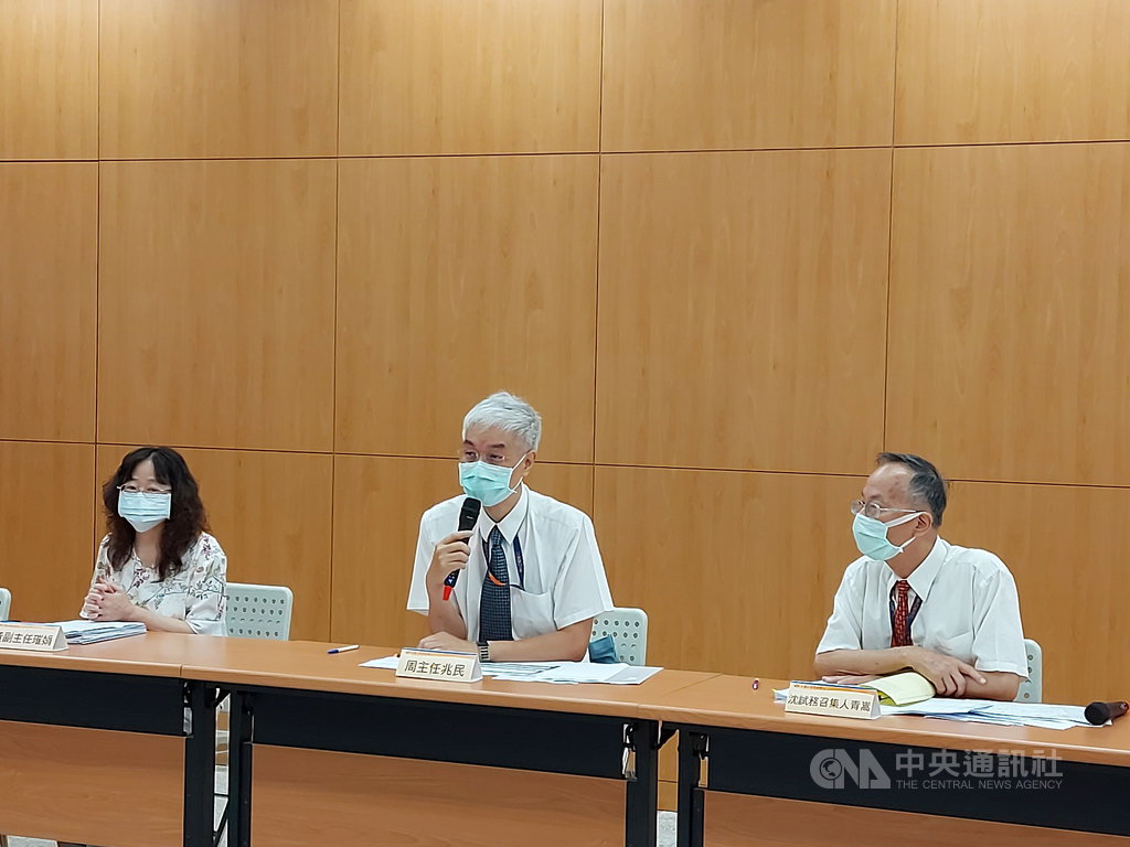 大學入學考試中心主任周兆民(中)、副主任黃璀娟(左)、試務召集人沈青嵩(右)3日於指考物理科結束後,說明試務狀況。中央社記者許秩維攝 109年7月3日