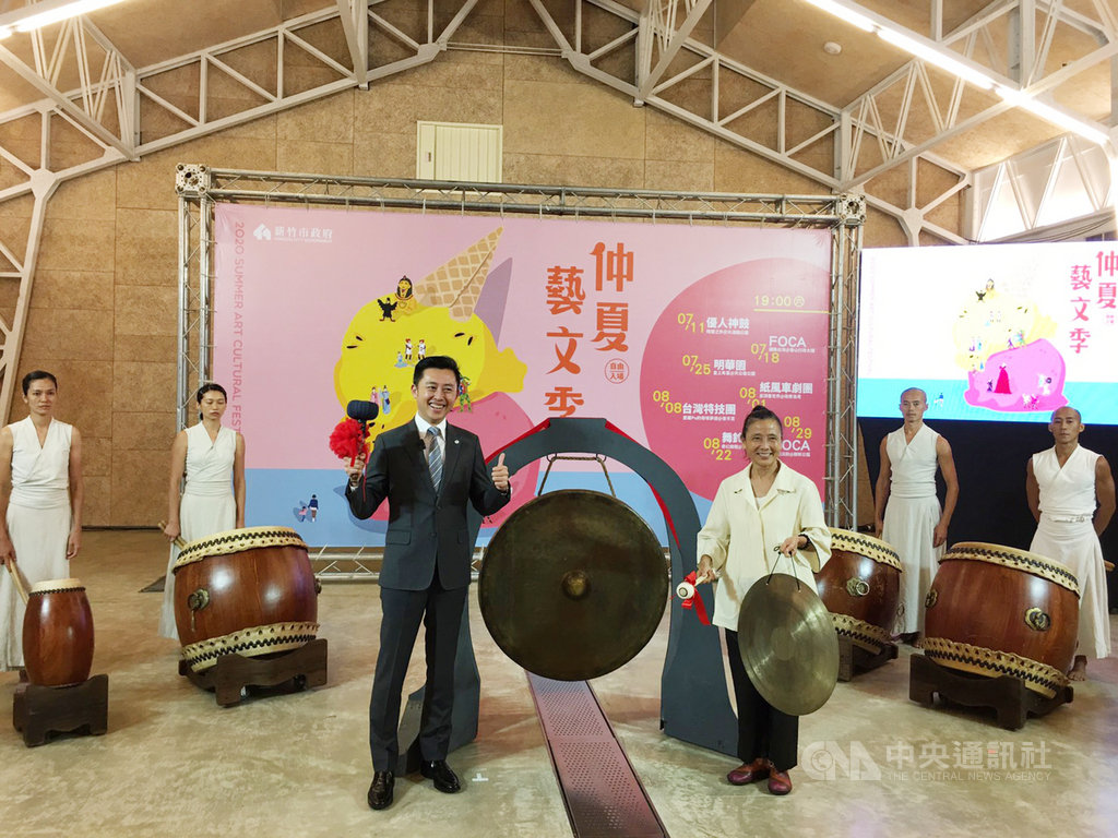 新竹市政府3日舉辦記者會,新竹市長林智堅(左3)宣布「仲夏藝文季」將於11日登場,陸續推出7場經典舞台劇碼,包括優人神鼓、明華園戲劇團、紙風車劇團等,所有演出均免費入場。中央社記者魯鋼駿攝 109年7月3日