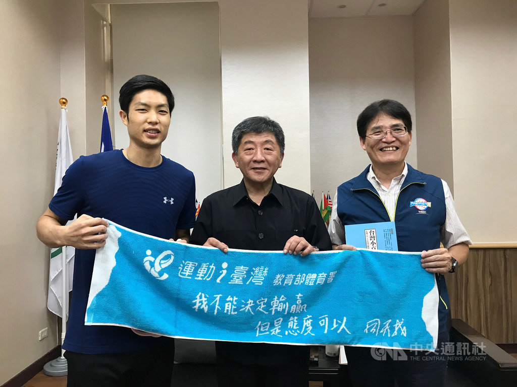 台灣羽球一哥周天成(左)3日與體育署長高俊雄(右)一起到中央流行疫情指揮中心拜會指揮官陳時中(中),除感謝國家防疫隊的辛勞,也帶了「戰疫:鐵人部長陳時中與台灣抗疫英雄們」一書,請陳時中簽名留念。(體育署提供)中央社記者龍柏安傳真 109年7月3日
