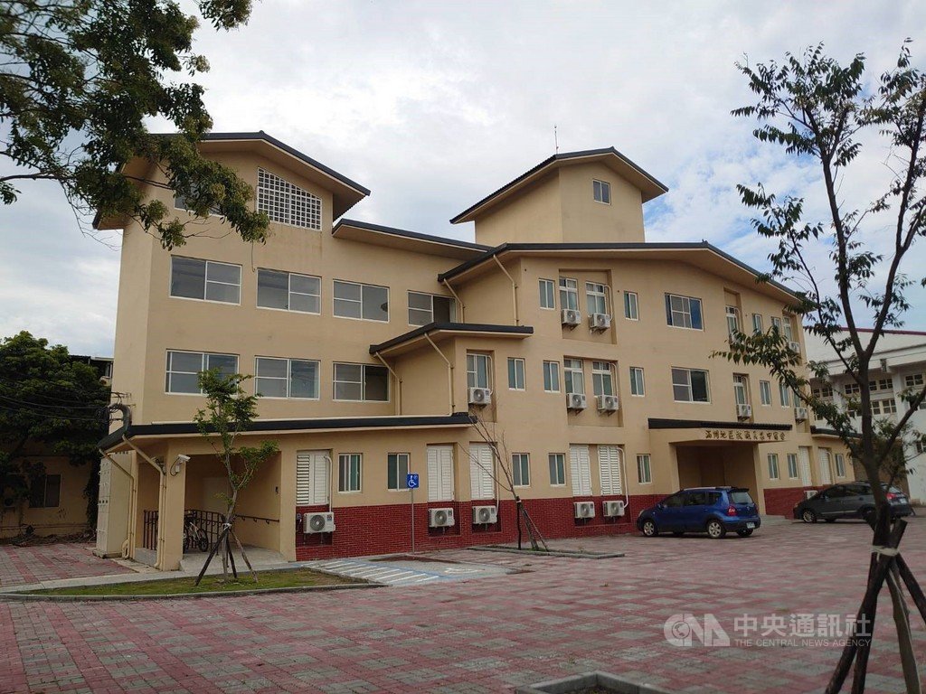 屏東縣政府在屏南地區規劃興建3所集中式宿舍,其中位於滿州國中內的滿州地區教職員集中宿舍3日落成啟用,可提供37間宿舍。(屏東縣政府提供)中央社記者郭芷瑄傳真 109年7月3日
