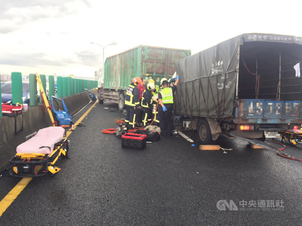台中市消防局3日下午獲報,在台74線快速道路往霧峰方向約31.1公里處發生小貨車事故,且有人員受困,隨即派遣人車前往搶救,順利助2人脫困送醫。(民眾提供)中央社記者蘇木春傳真 109年7月3日
