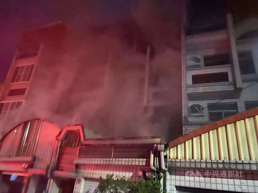 台南市鹽水區一處民宅3日晚間發生火警,屋內共發現4人,1死3傷;確切起火原因仍有待釐清。(台南市消防局提供)中央社記者張榮祥台南傳真 109年7月3日