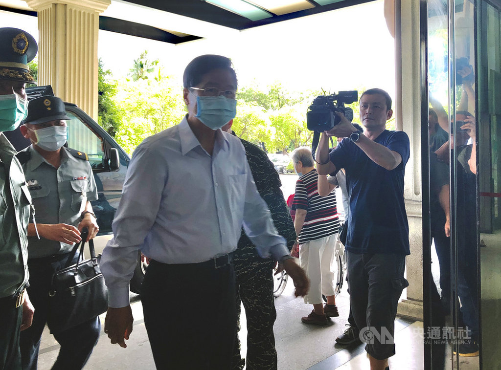 海軍3日上午進行聯興操演,海軍陸戰隊膠舟參演卻意外翻覆,7名官士兵落海獲救,4人送國軍高雄總醫院左營分院,當中3人傷勢嚴重。國防部長嚴德發(前中)下午親赴醫院探視傷者並慰問家屬。中央社記者侯文婷攝 109年7月3日