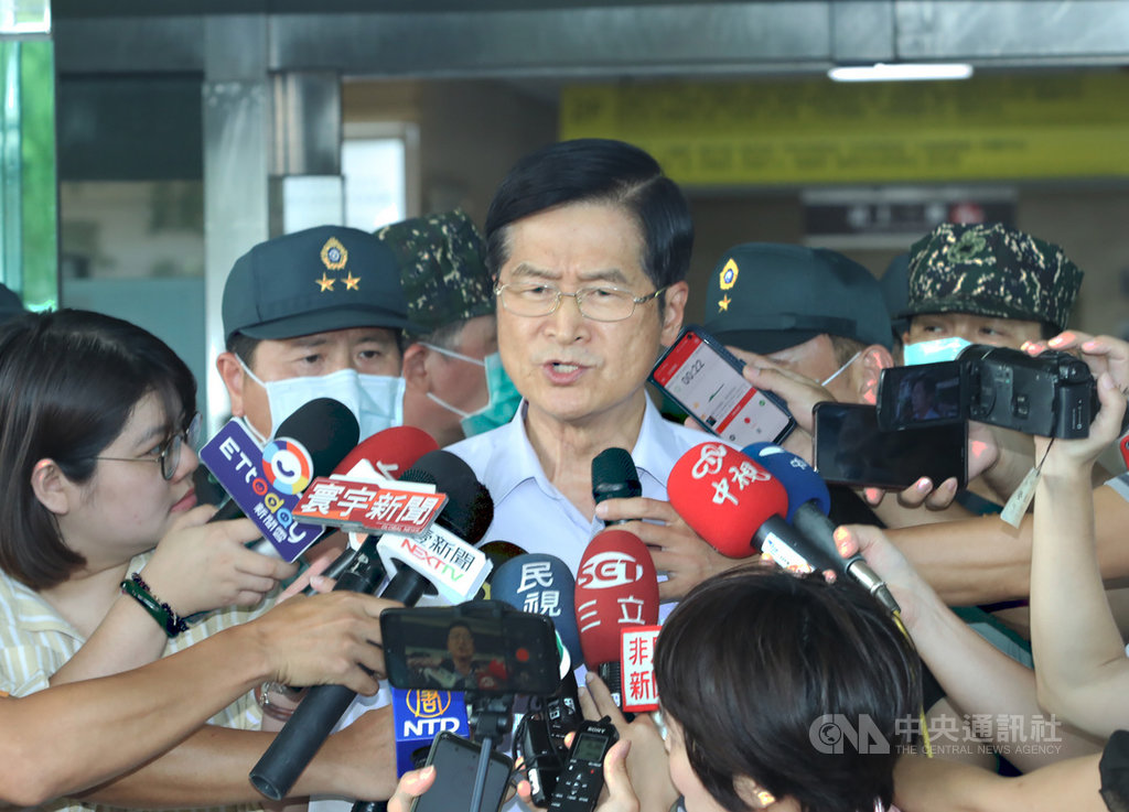 海軍陸戰隊操演膠舟翻覆,有3人傷勢嚴重,已裝上葉克膜搶救中。國防部長嚴德發(中)3日下午前往國軍高雄總醫院左營分院探視,指示動員最好的醫療支援搶救。中央社記者董俊志攝 109年7月3日