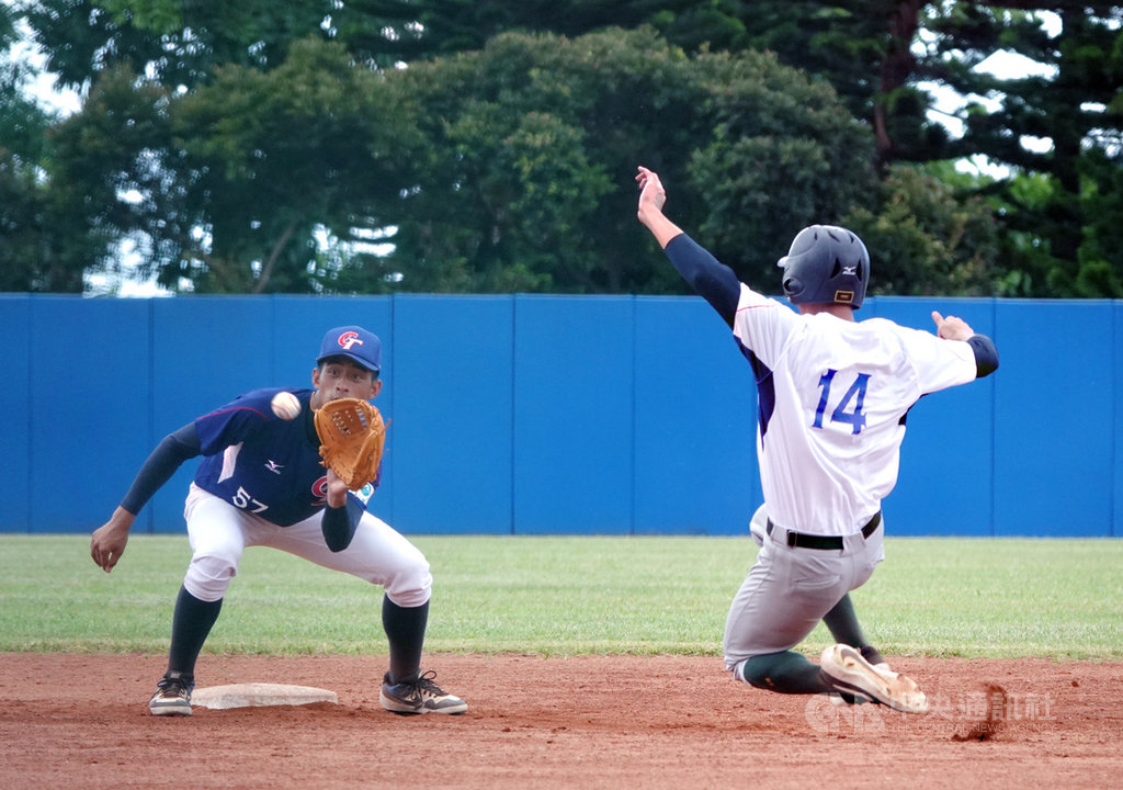 玉山U18中華藍白對抗賽第4戰3日登場,中華白隊攻勢串聯,終場以5比2擊敗中華藍隊。圖為白隊跑者馬鋼(右)盜壘失敗。中央社記者謝靜雯攝 109年7月3日