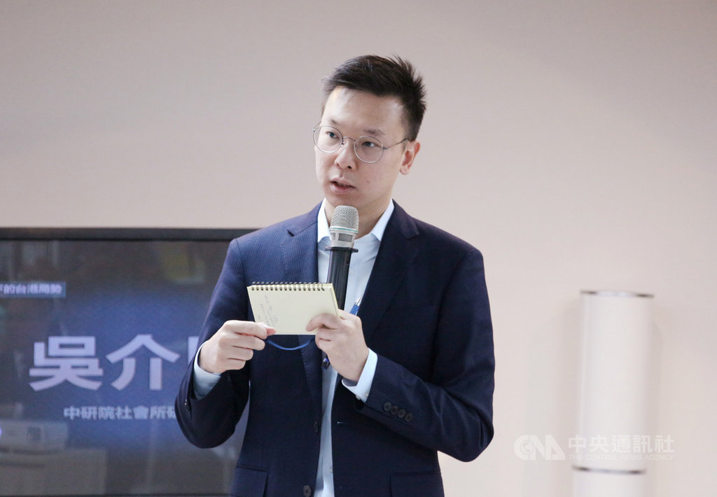 民進黨副秘書長林飛帆3日在台中參與一場台港局勢論壇時表示,「港區國安法」正式實施,對台灣來講是一個警訊,任何所謂一個中國的主張,都沒有辦法持續,朝野政黨都應該要有這樣的共識。中央社記者蘇木春攝 109年7月3日