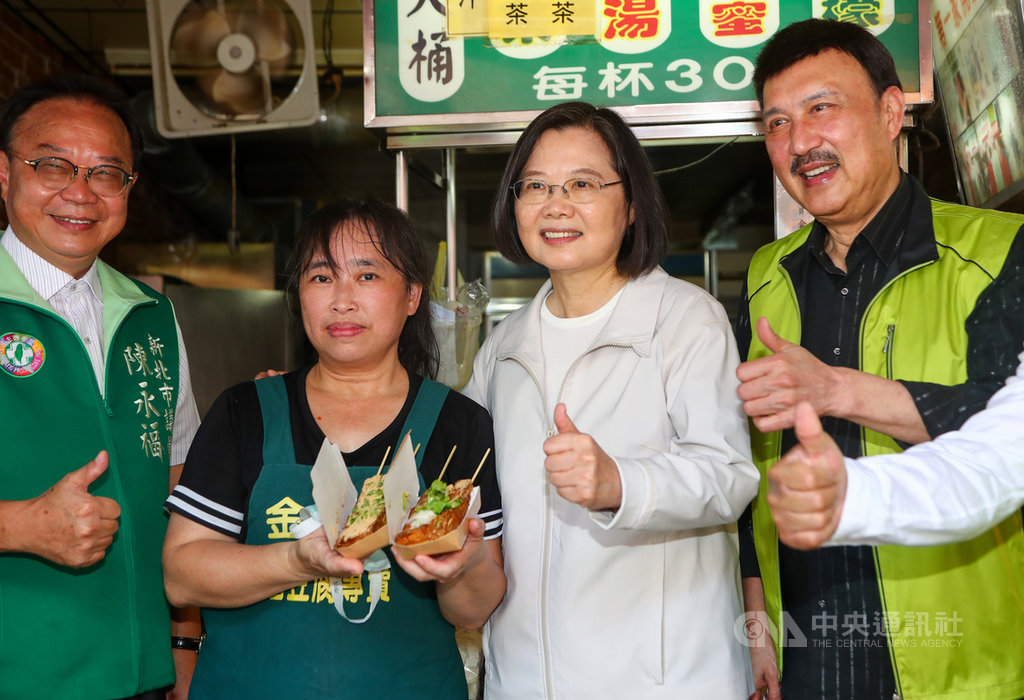 總統蔡英文(右2)3日由民進黨立委余天(右1)陪同參訪深坑老街,並品嚐在地美食臭豆腐,與商家合影。中央社記者王騰毅攝 109年7月3日