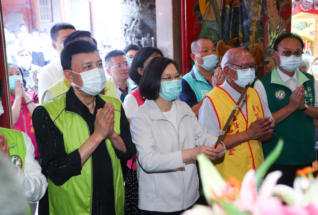 總統蔡英文(前左2)3日前往新北市深坑老街參訪,並在民進黨立委余天(前左1)等人陪同下到集順廟參拜祈福。中央社記者王騰毅攝 109年7月3日