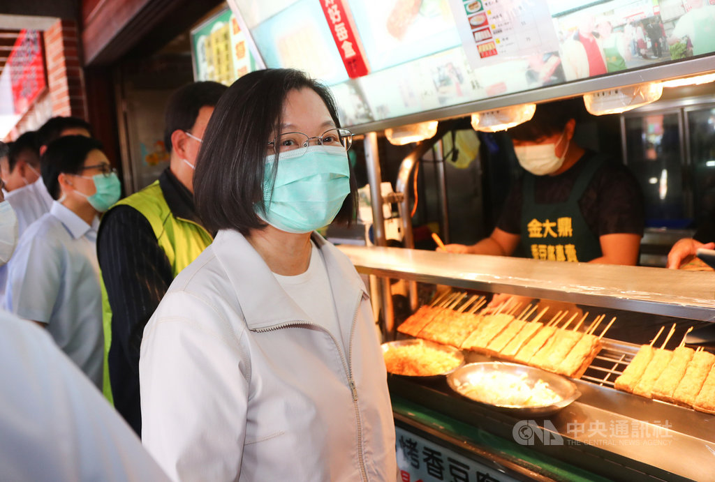 總統蔡英文(前)3日參訪深坑老街,品嚐在地美食臭豆腐。蔡總統表示,希望民眾一起消費、振興經濟,讓台灣在疫情穩定之後,經濟可以快速復甦。中央社記者王騰毅攝 109年7月3日