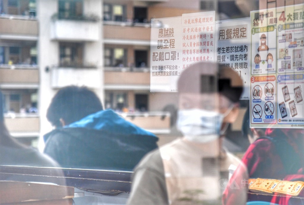 大學指考3日舉行第一天考試,考科為物理、化學、生物;為配合防疫,考生進入各分區時,應出示入場識別證及應試有效證件正本,並配合量體溫、戴口罩。中央社記者王飛華攝 109年7月3日